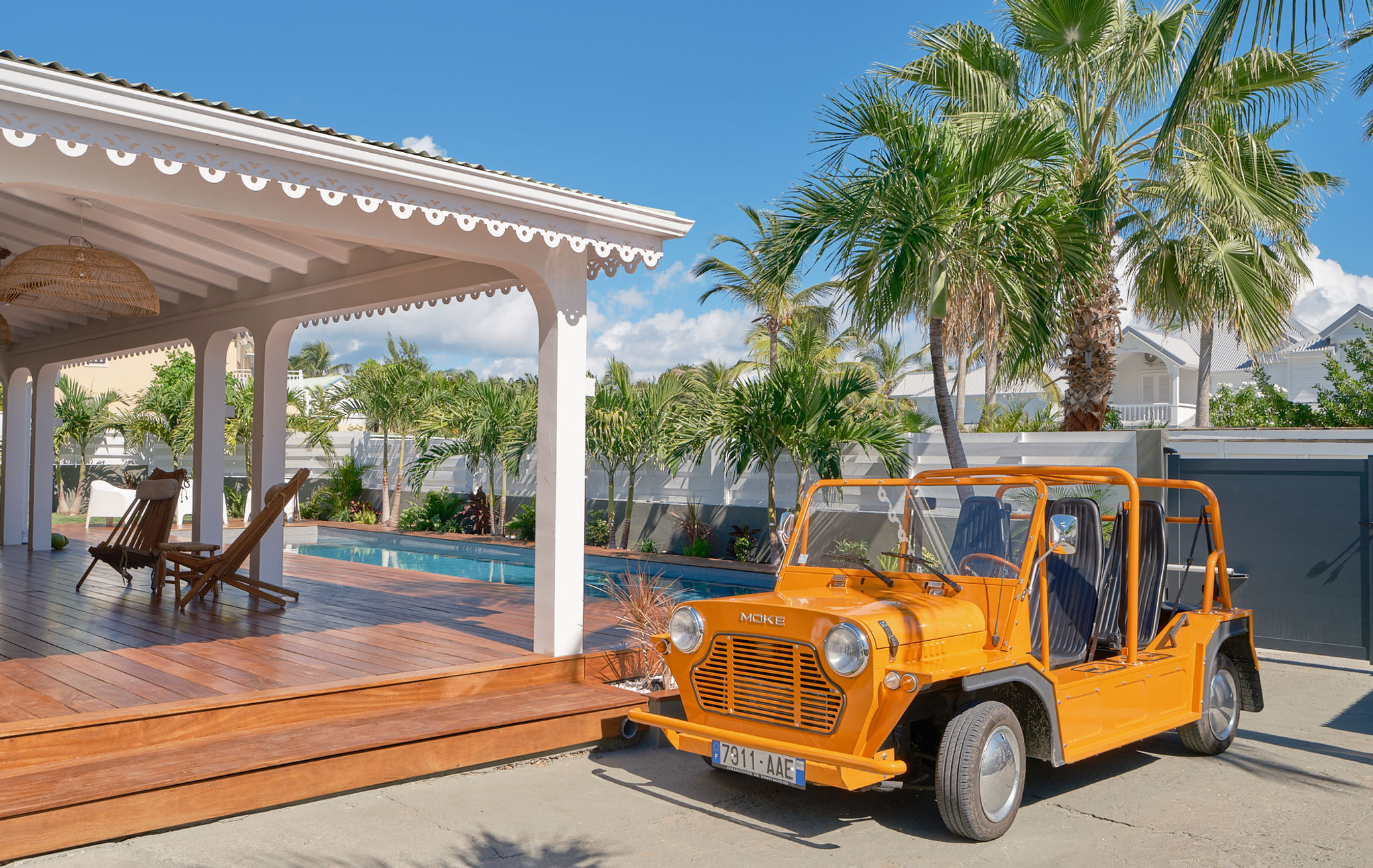 La Mini Moke orange COOL SXM sous les palmiers